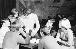 Freiburg: Haus der Jugend; diskutierende Jugendgruppe im Haus der Jugend