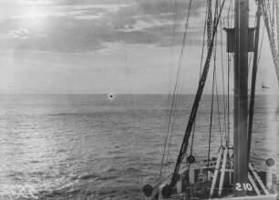 Im Hafen : Blick über Deck auf das Meer vor Kapstadt