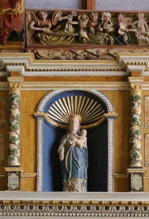 Frankreich. Bretagne. Finistere. Pleyben. Enclos Paroissial. Kirche innen. Seitenaltar. Heiligenfigur und Gesimse