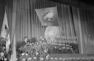 Veranstaltung zum Weltfriedenstag im Admiralspalast : Porträt einer Frau während einer Rede