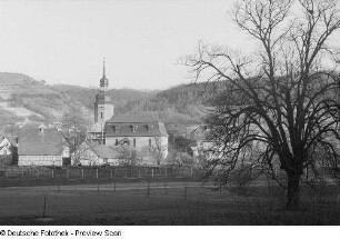 Eine Kirche in Thüringen umgeben von Fachwerkhäusern