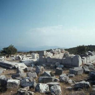 Rhamnús, Tempel der Themis und Tempel der Nemesis, Tempel der Themis (rechts), Ende 6. Jh., Tempel der Nemesis, 6:12 Säulen, um 430