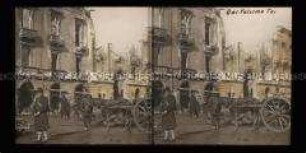 Polizei und Pferdewagen vor zerstörter Häuserfassade, Messina