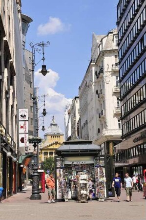Budapest - Zeitungskiosk : Ein Zeitungskiosk steht am Vörösmarty Platz. Aufgenommen in der City von Budapest am 13. Juni 2011