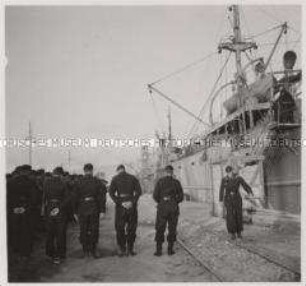 Wehrmachtssoldaten, Griechenland, Panzertruppen vor ihrer Einschiffung in einem griechischen Hafen