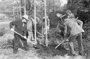 Anpflanzung von Bäumen im Nymphengarten durch die "Oberrheinischen Waldfreunde" zum 25. "Tag des Baumes"