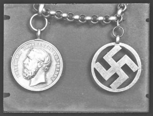 Detailansicht der Anhänger "Friedrich Großherzog von Baden" und Hakenkreuzanhänger der Amtskette (Bürgermeisterdienstauszeichnung)