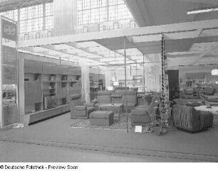Ausstellungskojen des VEB Möbelkombinat Zeulenroda-Triebes mit Wohnzimmermöbeln