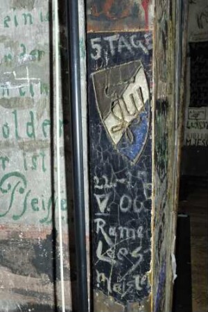 Raum 208 Ostwand Tür 02