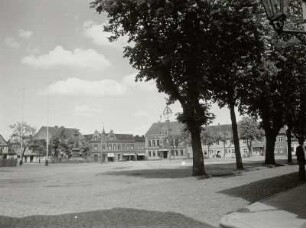 Ansicht mit Gefallenendenkmal und Rathaus