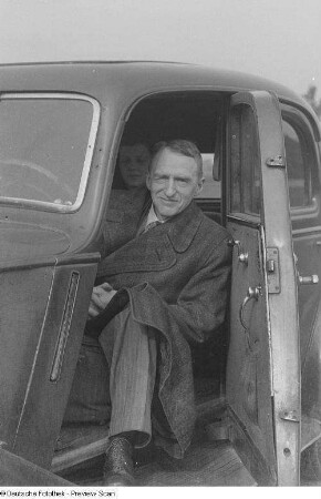 Porträt eines Mannes (Hans Bauer?) im Auto