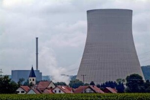 Atomkraftwerk AKW Isar. Kühlturm und Reaktor. Symbole für Energie, Technik...