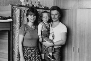 Familie W. (Studentin der Journalistik, Diplomingenieur für Informationsverarbeitung) in ihrer Wohnung