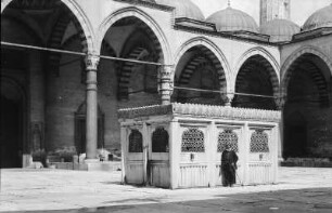 Istanbul, Innenhof der Süleymaniye-Moschee mit dem Reinigungsbrunnen