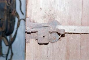 Hörn 23: Hofanlage: Fachwerkdurchfahrtshaus von 1753: in Verfall: Innenansicht: Holztür, Detailaufnahme: Riegelschloss, Beschlag