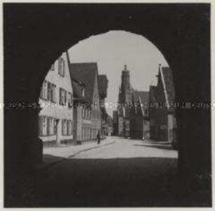 Nördlingen, Blick durch das Berger Tor auf die Berger Straße und den "Daniel" (Kirche St. Georg)