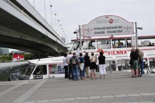 Rundfahrtpassagiere : Passagiere warten am Kai im Donauhafen. Aufgenommen am 2. September 2009 in Wien