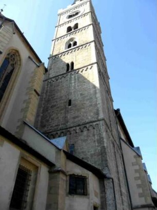 Stadtkirche - Kirchturm von Osten in Übersicht (Gründung spätromanisch-Rundbogenfriese als Geschoßtrennung - gotisch überarbeitet mit Neubau von Chor und Langhaus)