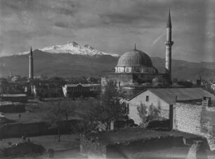 Kayseri : Blick über Kayseri mit der Bürüngüz Moschee und dem Berg Erciyes im Hintergrund.