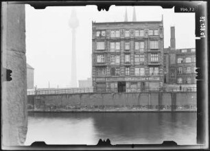 Berlin-Mitte. Burgstraße 3. Wohnhaus mit Läden. Straßenfront über die Spree
