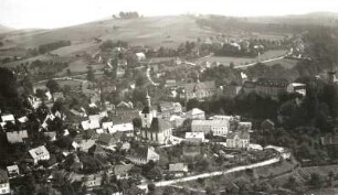 Hohnstein. Blick über die Stadt gegen die Napoleonschanze. Luftbild-Schrägaufnahem von Nordwest