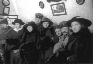 1. Weltkrieg. Gruppenaufnahme von Soldaten und Frauen in einem Wohnraum