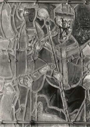 Erfurt. Barfüßerkirche. Chor. Farbige Glasfenster (nach der Restaurierung 1960). Ostfenster, Mittelbahn, Zeile 10: Franziskus erhält vom Papst Honorius III die Bestätigung seiner Regel Zustandsaufnahme: Rückseite (Auflicht). Ausschnitt: Papst Honorius III. mit seinen Ratgebern (spätromanisch)