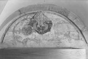 Schildbogen mit Maßwerk, Rankenwerk und Signatur G