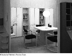 Anbauwand Kalkeiche : Leipzig. Leipziger Herbstmesse, 1983. Studio-Design. Eßtisch mit vier Stühlen und Anbauwand "Kalkeiche" (1983; VEB Möbelkombinat Dresden-Hellerau)