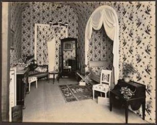 Fotoalbum: Deutsche Gartenbau- und Schlesische Gewerbe-Ausstellung (GUGALI), Liegnitz: Gewerbeausstellung, Innenansicht Ausstellungsgebäude: Inneneinrichtung Schlafzimmer