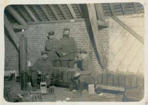 Foto vom Bau einer elektrischen Lichtanlage bei Laon