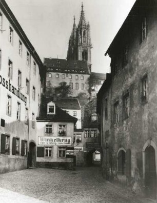 Meißen, am alten Winkelkrug : Meißen. Lorenzgasse. Blick gegen Dompropstei und Domtürme (links: Geburtshaus von Louise Otto-Peters. Baderberg 2)