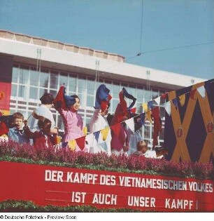 Demonstrationszug zum 1. Mai. Wagen mit vietnamesischen Teilnehmern und Losung "Der Kampf des vietnamesischen Volkes ist auch unser Kampf!