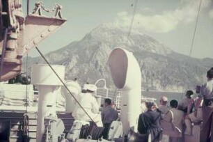 Reisefotos Norwegen. Blick von einem Passagierschiff zu einer Felsformation an der Küste