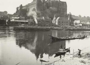 Meißen, Burgberg mit Albrechtsburg und Dom. Ansicht vom rechten Elbufer (von Südost) mit Lastkähnen