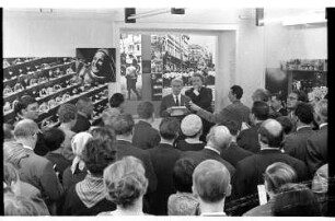 Kleinbildnegativ: Galerie J. Hammer, Sowjetische Buchausstellung, R. W. Schnell, Günter Weisenborn, 1967