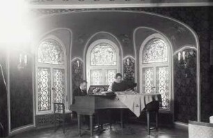 Carl Fuchs und Frau im Musikzimmer : Roßwein, Villa des Schuhfabrikanten Carl Fuchs. Carl Fuchs und Frau im Musikzimmer