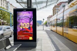 Citylight-Werbung zur Ausstellung "#BUNT. Erwin Fieger. Wolfgang G. Schröter. Reinhart Wolf" anlässlich von "100 Jahre Deutsche Fotothek" an der Straßenbahnhaltestelle Postplatz, Dresden