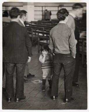 Immigranten im Tagesraum auf Ellis Island, New York