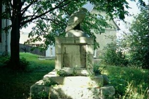 Kriegerdenkmal mit steinernem Adler auf dem Friedhof