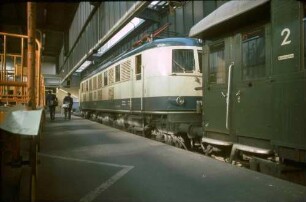 Stuttgart Hbf. Gleis 1 Lok 118 049 Zugführer Gepäckkarren B4üe-Wagen