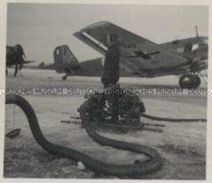 Wehrmachtssoldaten, Junkers Ju 52 beim Tanken