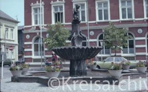 Markt: Gänseliesel-Brunnen: dahinter Stadthaus: links Hagenstraße