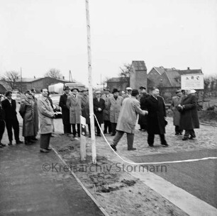Landesstraße zwischen Siek und Großensee: Einweihung und Freigabe durch Vertreter des schleswig-holsteinischen Wirtschaftsministerium und des Straßenbauamts Lübeck: im Hintergrund Bauernhäuser und Umspannstation: hinten rechts Schild mit Bauträger