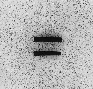 Kraftfeld eines Plattenkondensators, Leppin & Masche : Technikgeschichte | Physik | Magnetismus | Magnetismus und elektrische Kraftlinien