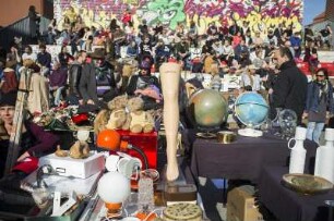 Flohschanze. Krimskrams, Kitsch und Kuriositäten: "schöner trödeln" jeden Samstag auf dem Gelände zwischen der Alten Rinderschlachthalle und dem Karo-Star! 09.2013 Hamburg, Schanzenviertel, Karoviertel