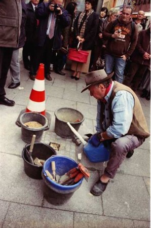Hindenburgstraße 49: Stolpersteinverlegung für Hans Wöltje am 28. September 2010: Künstler Gunter Demnig verlegt Stolperstein, dahinter Publikum