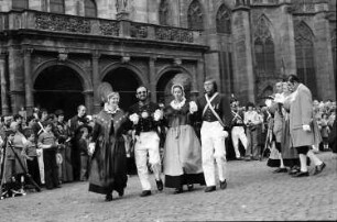 Freiburg: Münsterplatz; Trachtengruppe aus Villingen