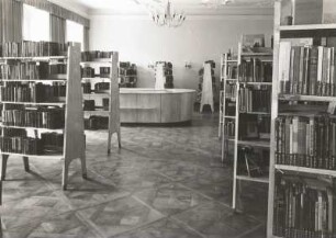 Bautzen. Kreisbibliothek. Benutzerraum mit Buchregalen