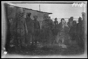bei Illawcze (=Ilavche, Ukraine) an der Verkehrsstelle: Russische Soldaten ("russische Gardejäger") und Einheimische neben der Hütte für Tauschverkehr